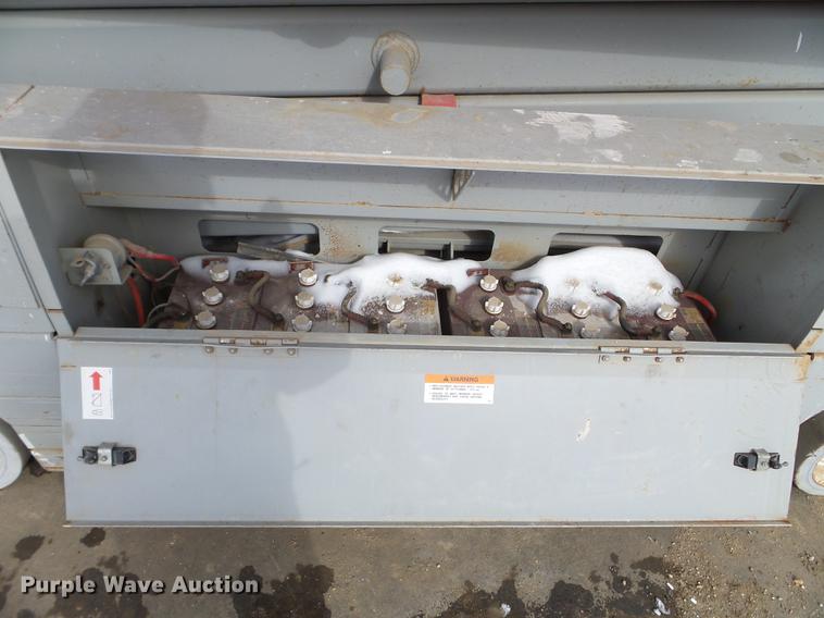 image for item EW9931 2000 Mec 2647ES scissor lift