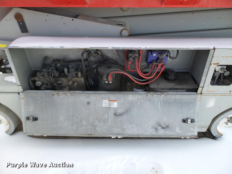 image for item EW9931 2000 Mec 2647ES scissor lift