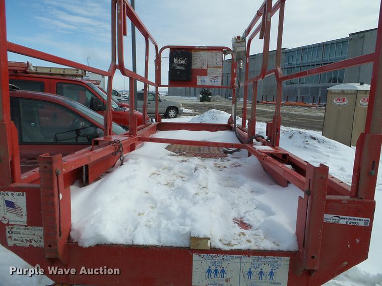 image for item EW9931 2000 Mec 2647ES scissor lift