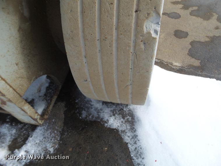 image for item EW9931 2000 Mec 2647ES scissor lift