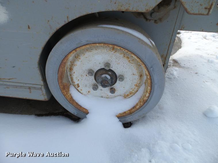 image for item EW9931 2000 Mec 2647ES scissor lift