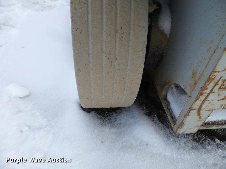 image for item EW9931 2000 Mec 2647ES scissor lift