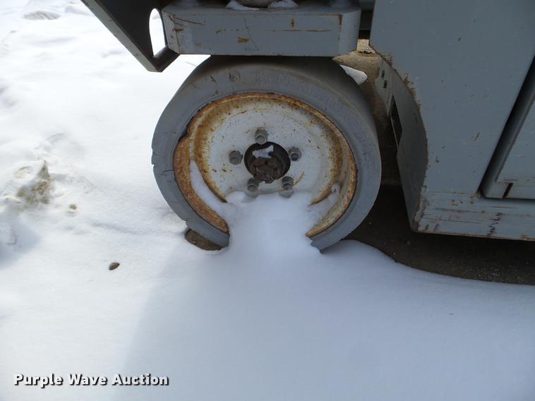 image for item EW9931 2000 Mec 2647ES scissor lift