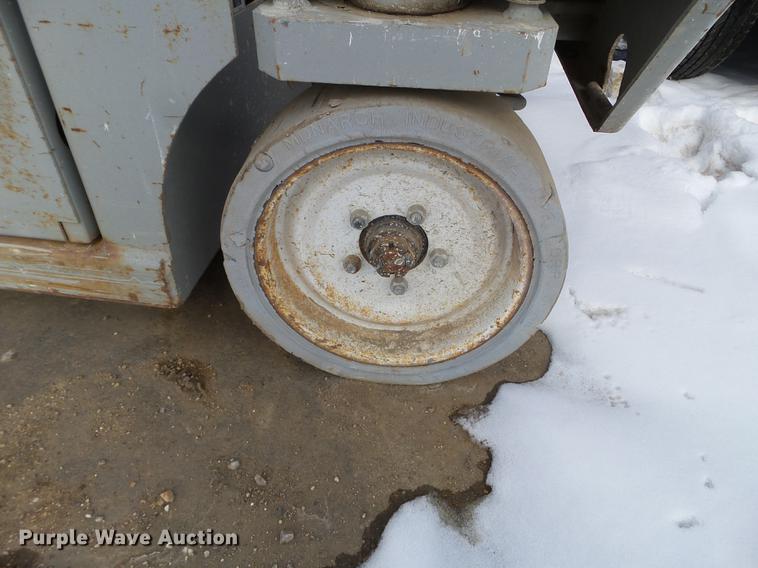 image for item EW9931 2000 Mec 2647ES scissor lift