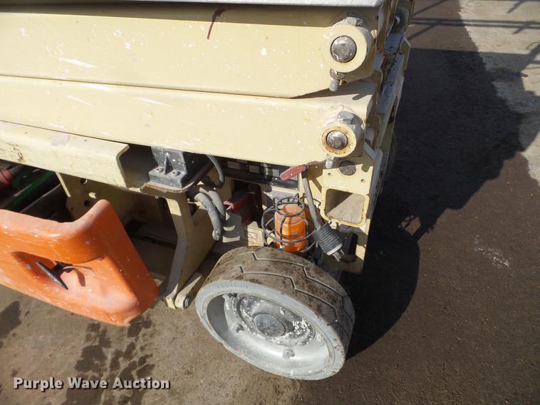 image for item EW9932 2005 JLG 1930ES scissor lift