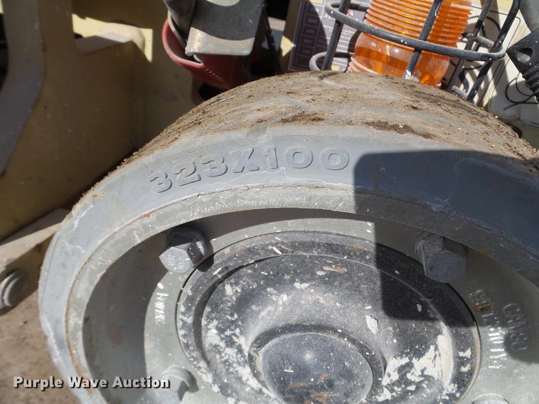 image for item EW9932 2005 JLG 1930ES scissor lift