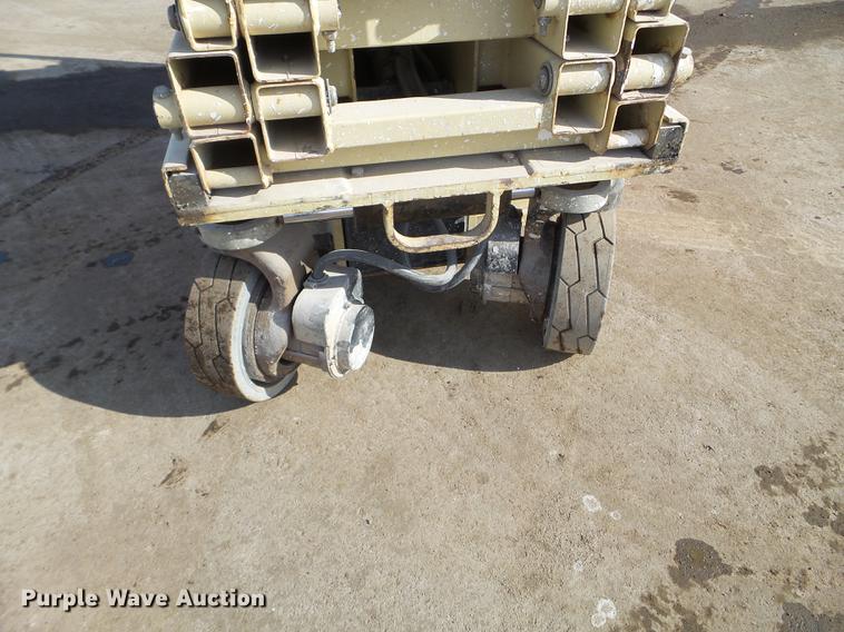 image for item EW9932 2005 JLG 1930ES scissor lift