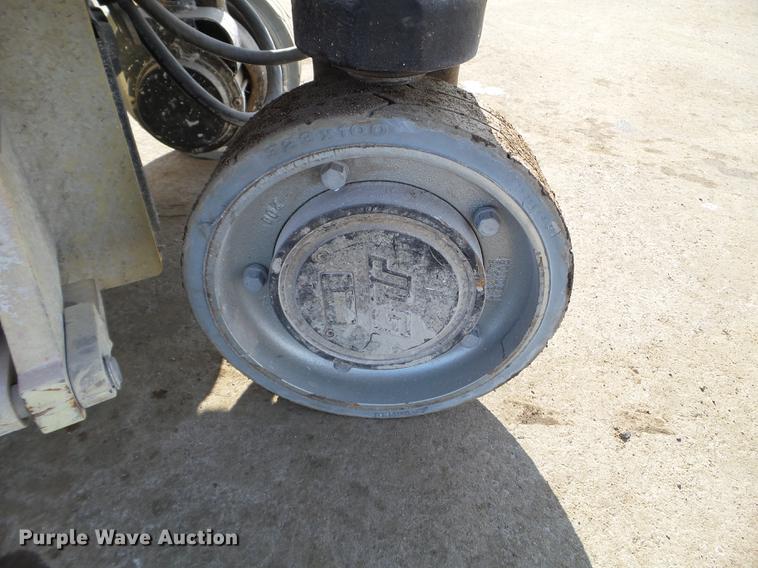 image for item EW9932 2005 JLG 1930ES scissor lift