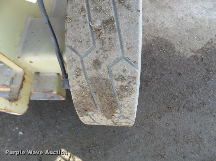 image for item EW9932 2005 JLG 1930ES scissor lift