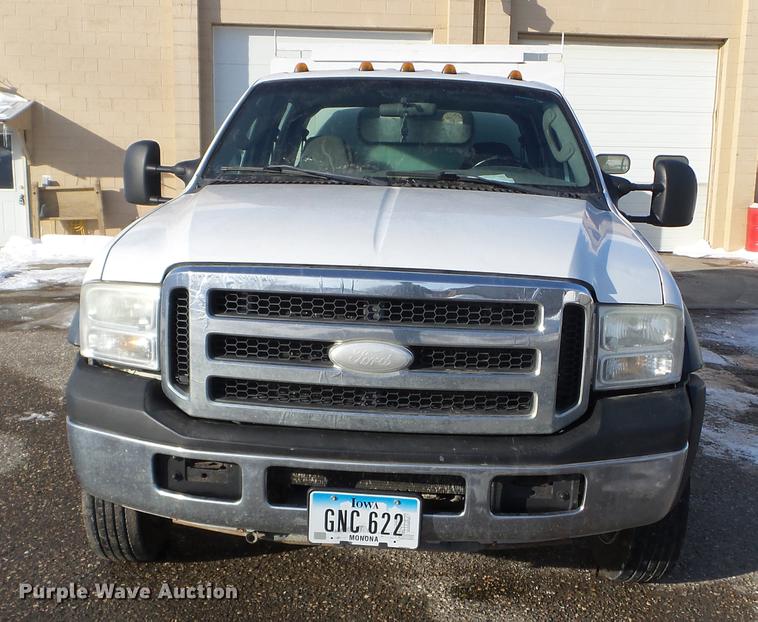 image for item EW9952 2006 Ford F450 Super Duty Crew Cab utility truck