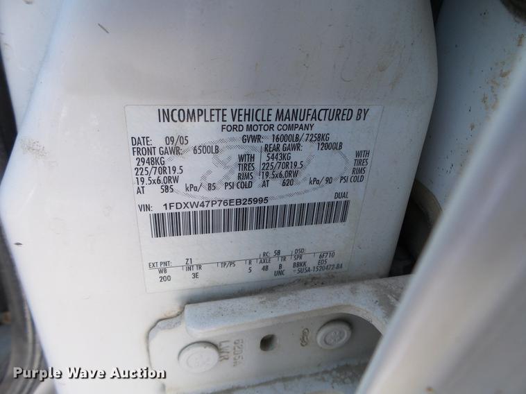 image for item EW9952 2006 Ford F450 Super Duty Crew Cab utility truck