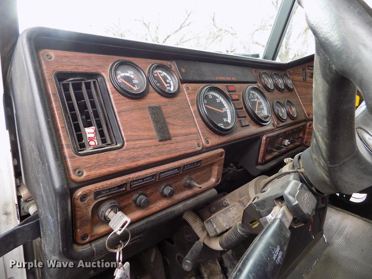 image for item FH9060 2001 Freightliner FLD dump truck