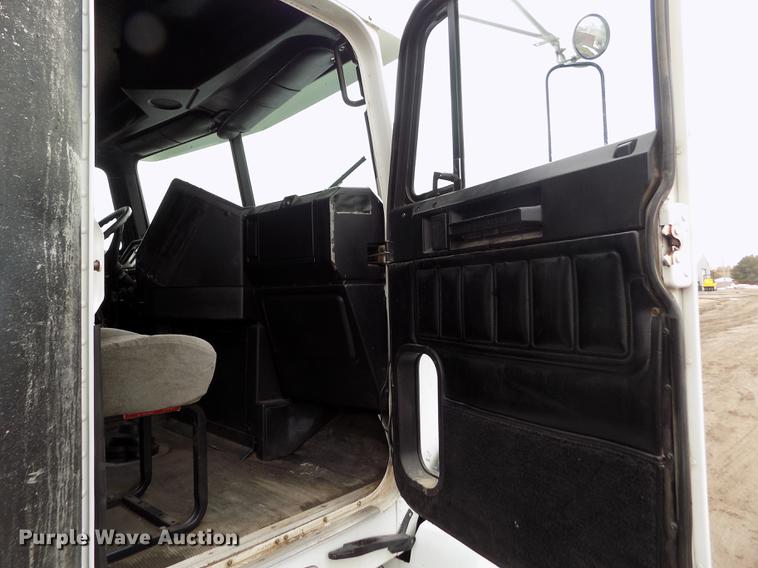 image for item FH9060 2001 Freightliner FLD dump truck