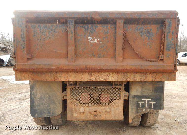 image for item FQ9605 1995 Ford F700 dump truck