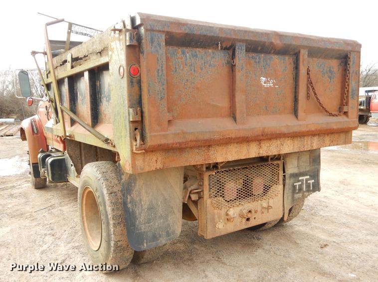 image for item FQ9605 1995 Ford F700 dump truck