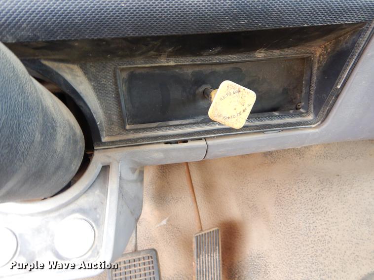 image for item FQ9605 1995 Ford F700 dump truck