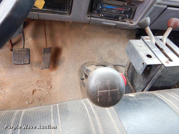 image for item FQ9605 1995 Ford F700 dump truck