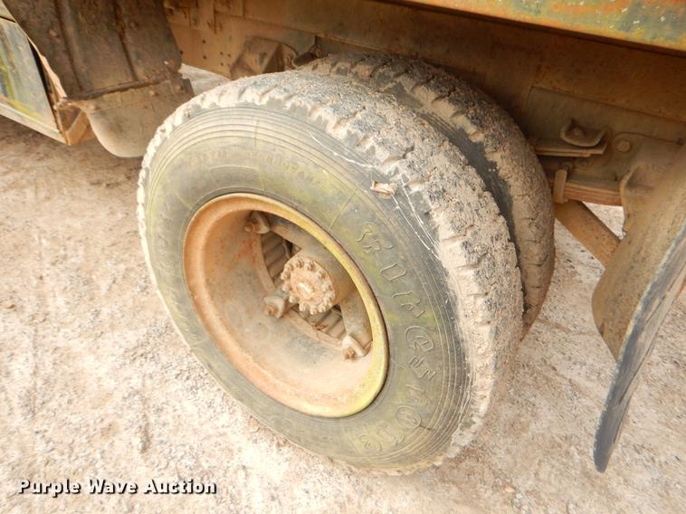 image for item FQ9605 1995 Ford F700 dump truck