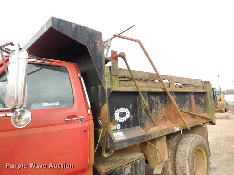 image for item FQ9605 1995 Ford F700 dump truck