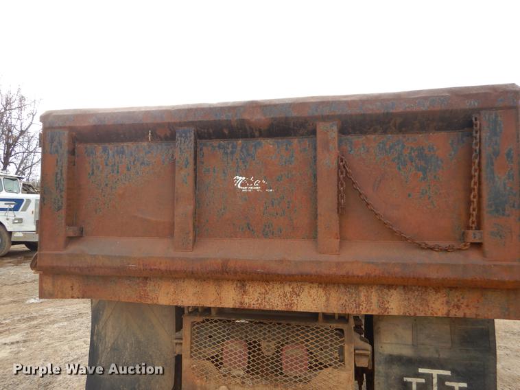 image for item FQ9605 1995 Ford F700 dump truck