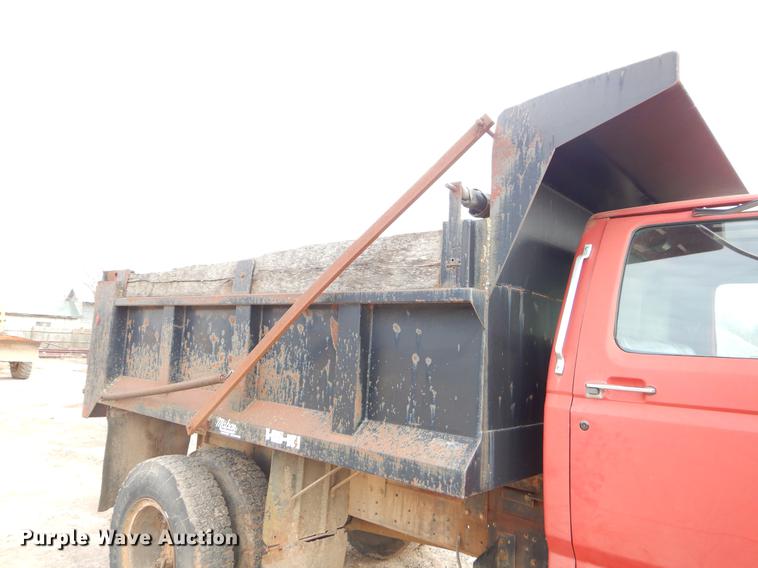 image for item FQ9605 1995 Ford F700 dump truck