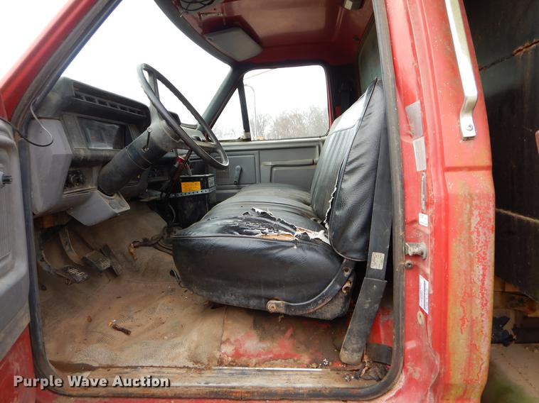 image for item FQ9606 1996 Ford F700 dump truck