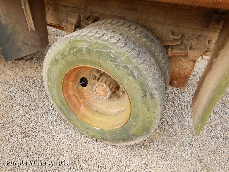 image for item FQ9606 1996 Ford F700 dump truck