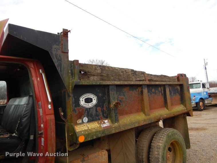 image for item FQ9606 1996 Ford F700 dump truck