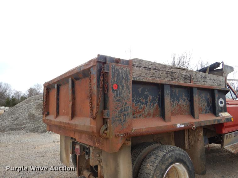image for item FQ9606 1996 Ford F700 dump truck