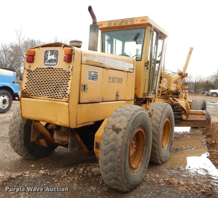 image for item FQ9607 1994 John Deere 670B motor grader
