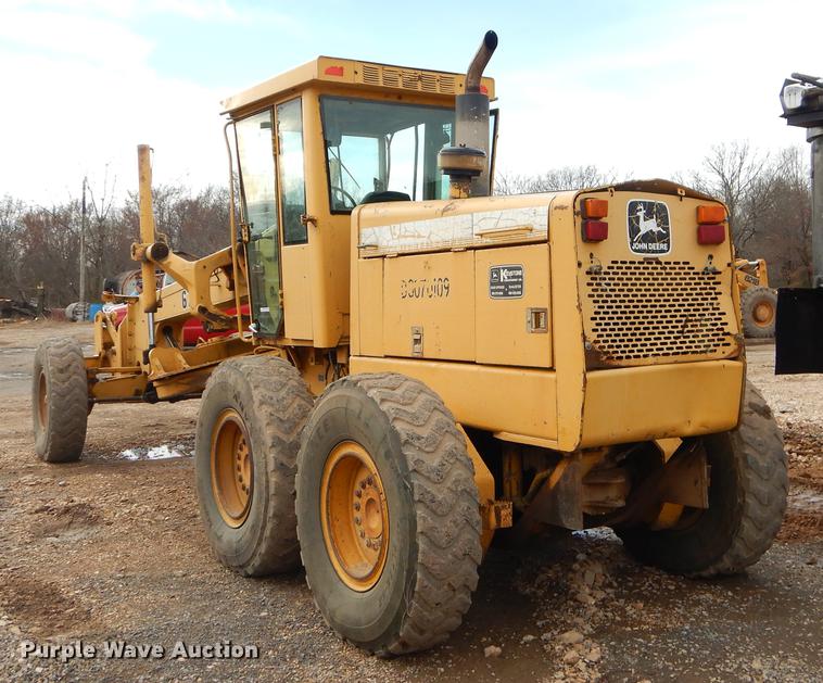 image for item FQ9607 1994 John Deere 670B motor grader