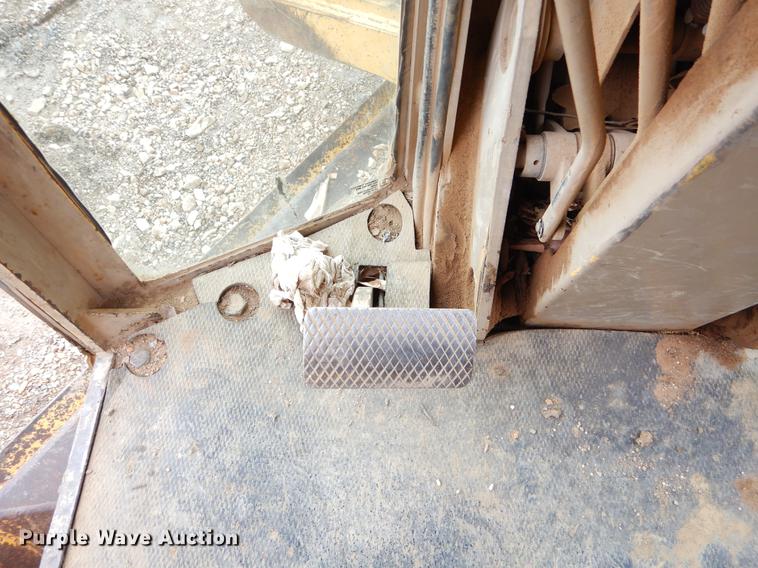 image for item FQ9607 1994 John Deere 670B motor grader