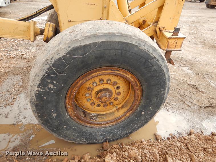 image for item FQ9607 1994 John Deere 670B motor grader