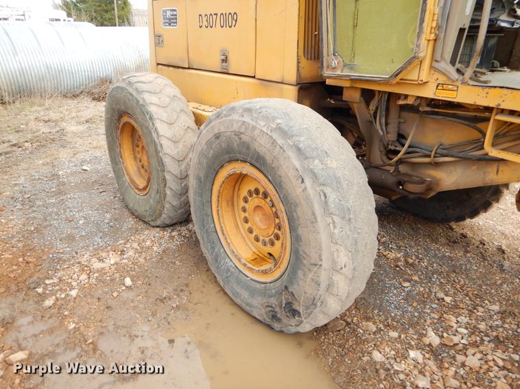 image for item FQ9607 1994 John Deere 670B motor grader