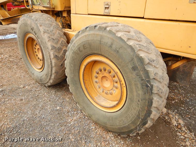 image for item FQ9607 1994 John Deere 670B motor grader