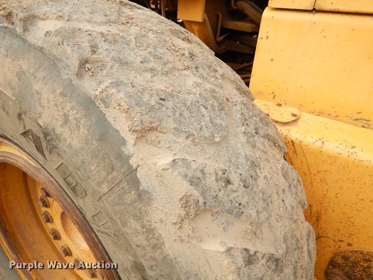 image for item FQ9607 1994 John Deere 670B motor grader