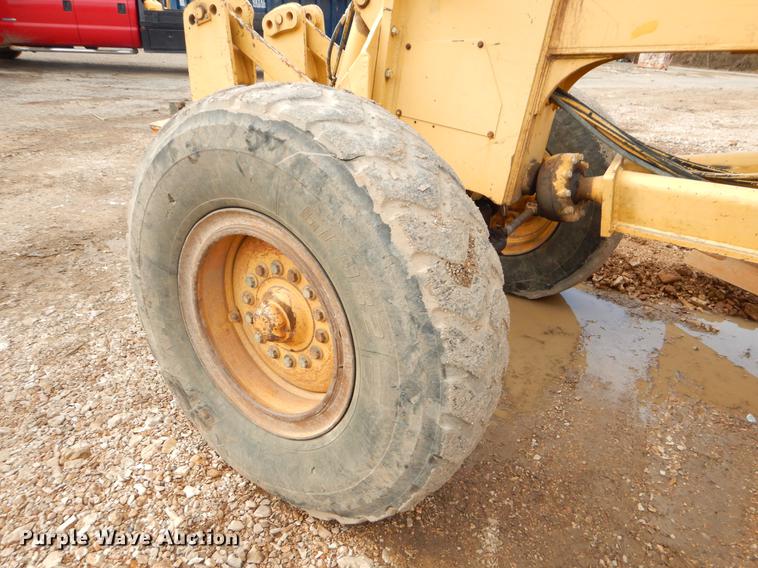image for item FQ9607 1994 John Deere 670B motor grader