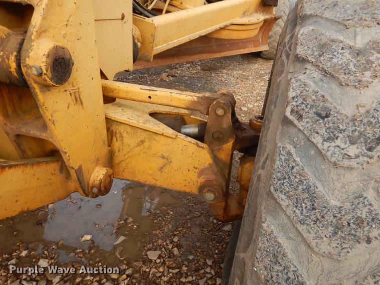 image for item FQ9607 1994 John Deere 670B motor grader