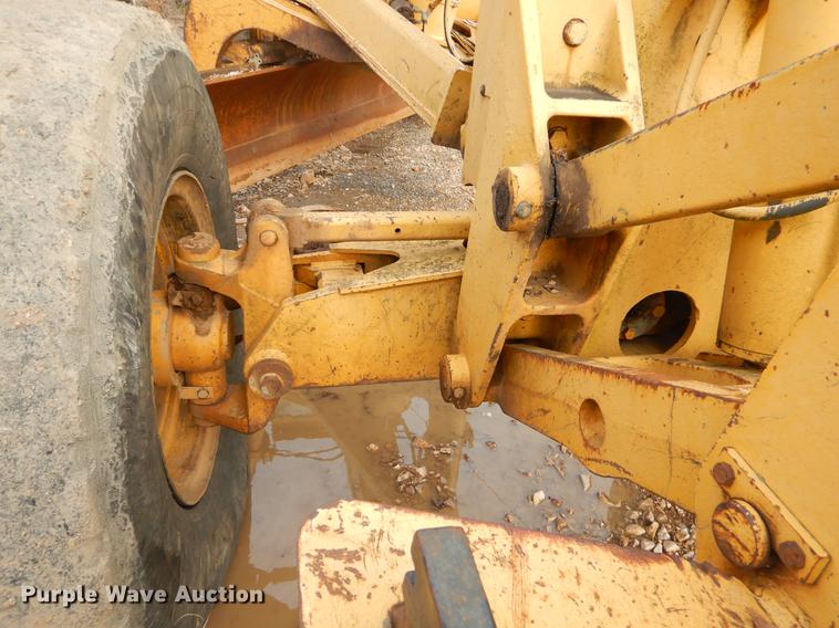 image for item FQ9607 1994 John Deere 670B motor grader