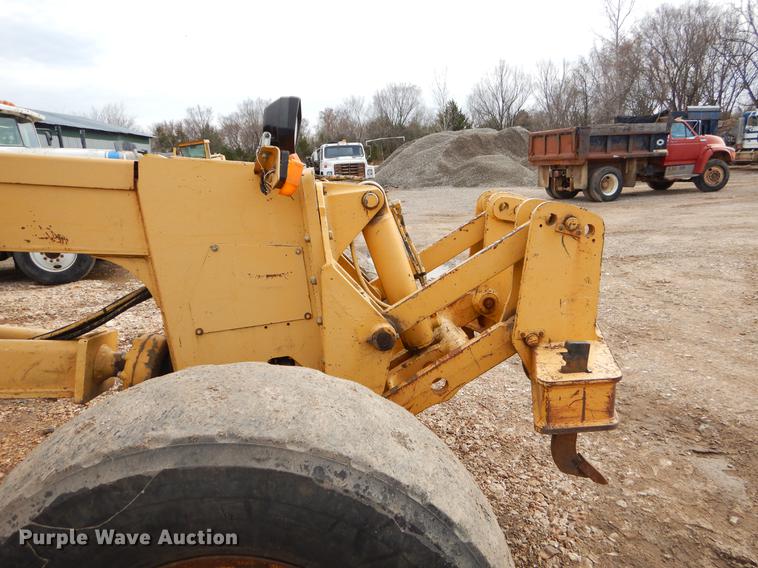 image for item FQ9607 1994 John Deere 670B motor grader