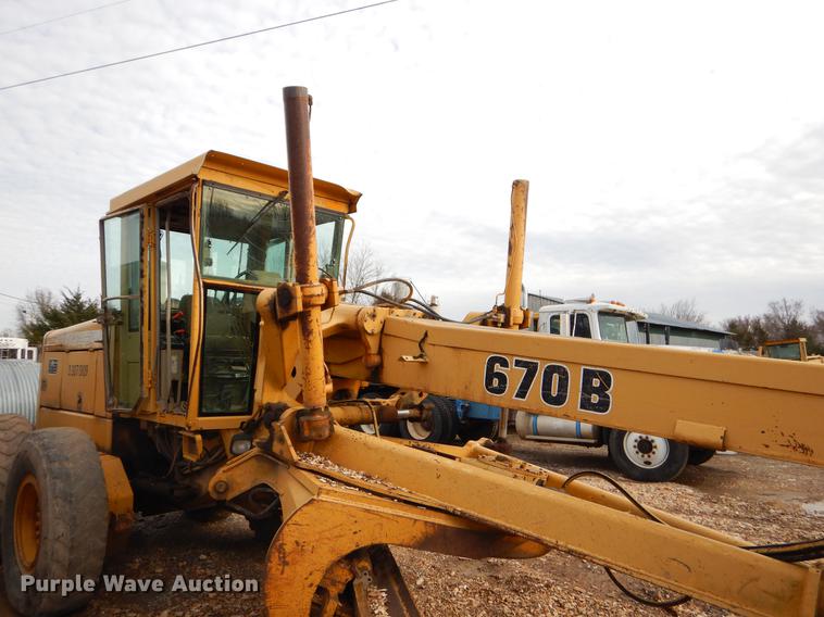 image for item FQ9607 1994 John Deere 670B motor grader