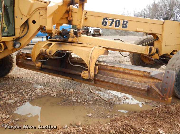 image for item FQ9607 1994 John Deere 670B motor grader