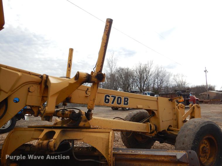 image for item FQ9607 1994 John Deere 670B motor grader