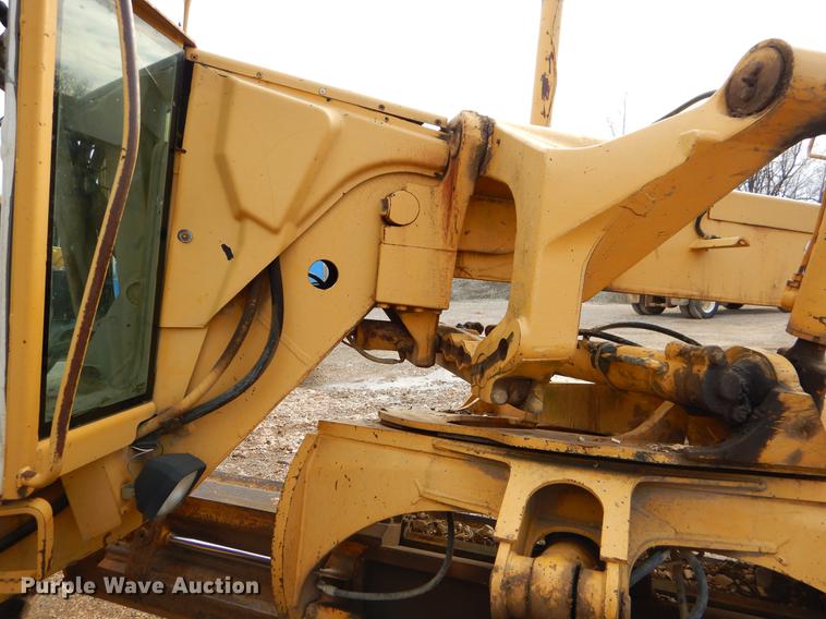image for item FQ9607 1994 John Deere 670B motor grader