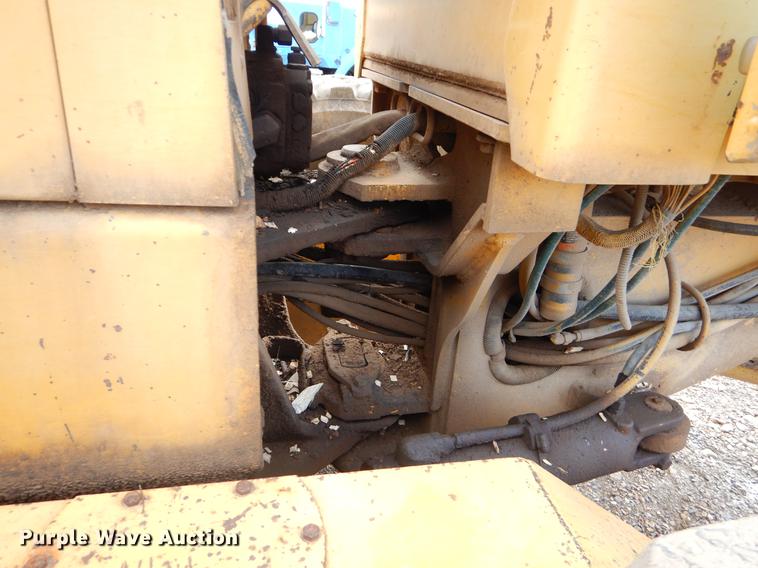 image for item FQ9607 1994 John Deere 670B motor grader