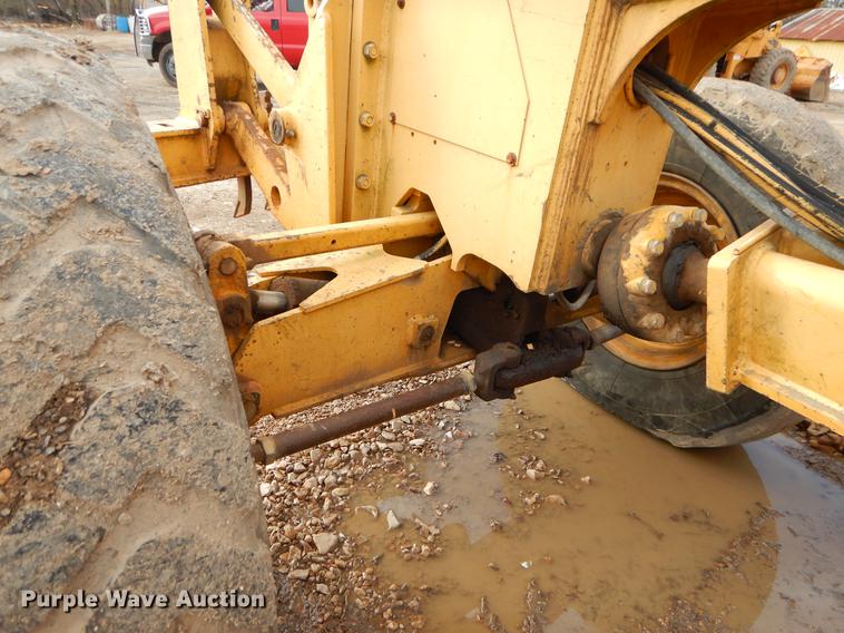 image for item FQ9607 1994 John Deere 670B motor grader