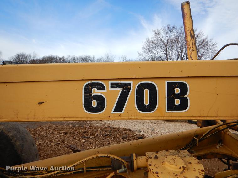 image for item FQ9607 1994 John Deere 670B motor grader