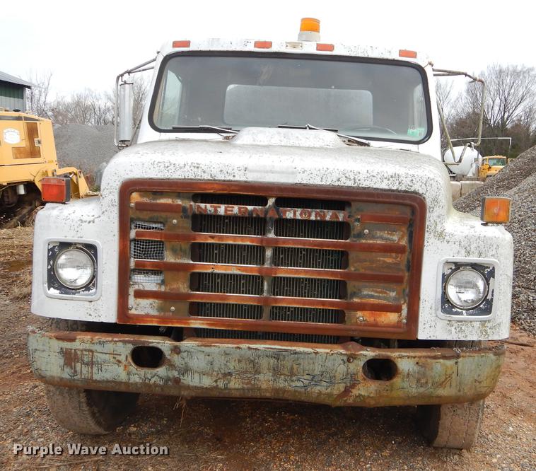 image for item FQ9609 1981 International 1754 oil distribution truck