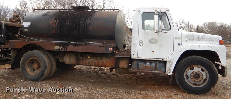 image for item FQ9609 1981 International 1754 oil distribution truck