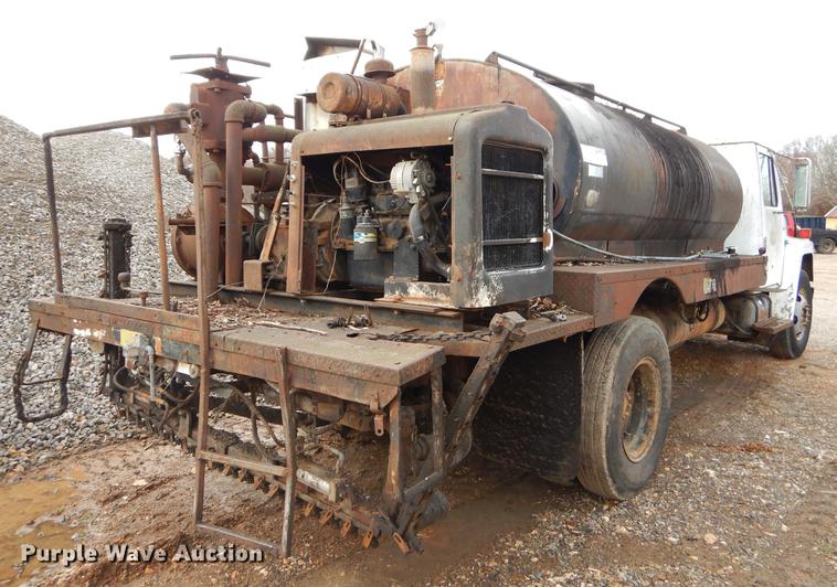 image for item FQ9609 1981 International 1754 oil distribution truck